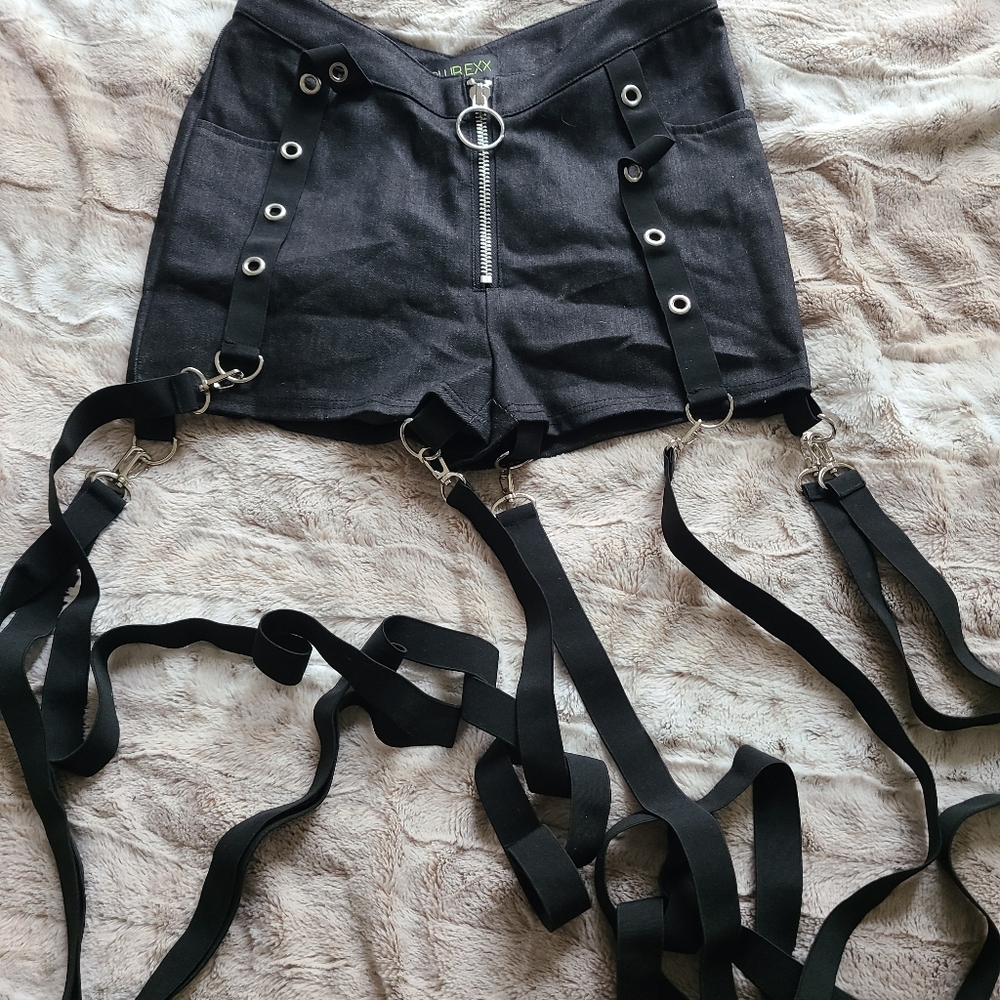 Black shorts with long strapps